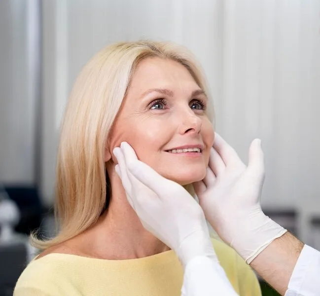 Consultație pre-operatorie lifting facial