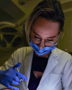Procedură de estompare a cearcănelor cu acid hialuronic